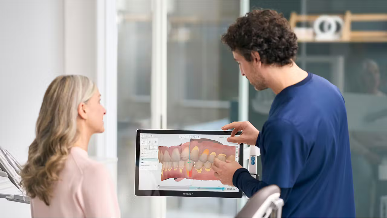 L'écran tactile immersif de TRIOS MOVE Pro ainsi que ses puissantes caractéristiques techniques facilitent l'explication des scans
