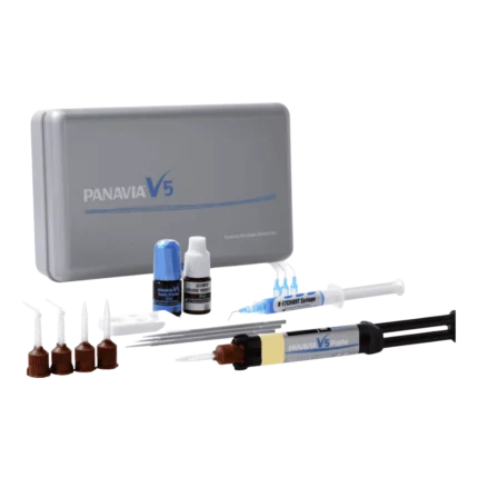 Découvrez le Panavia V5 Kit standard de Kuraray Noritake : le ciment de collage universel qui simplifie toutes vos cimentations, quel que soit le matériau.